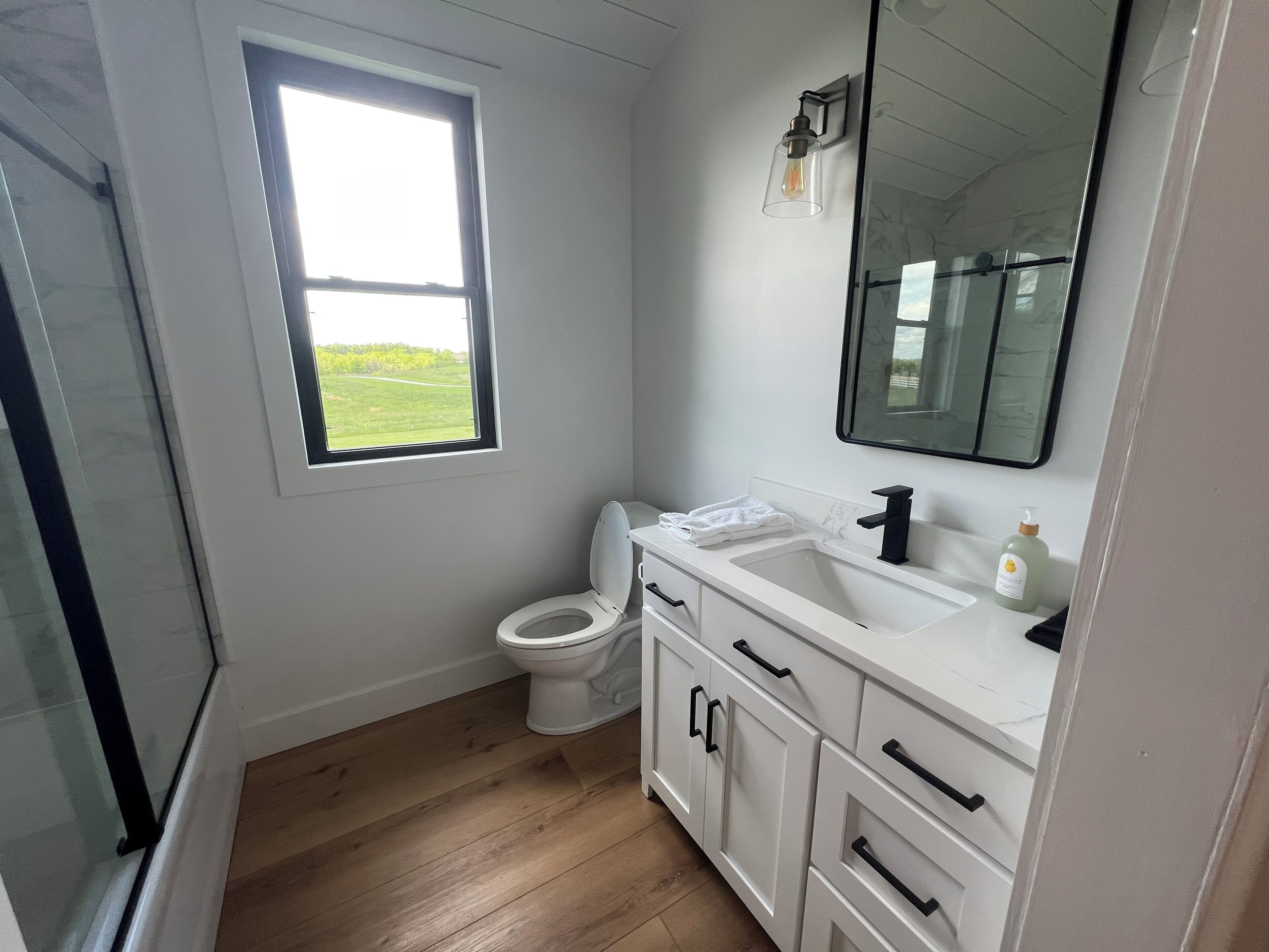 Douche, sèche-cheveux, serviettes fournies, savon