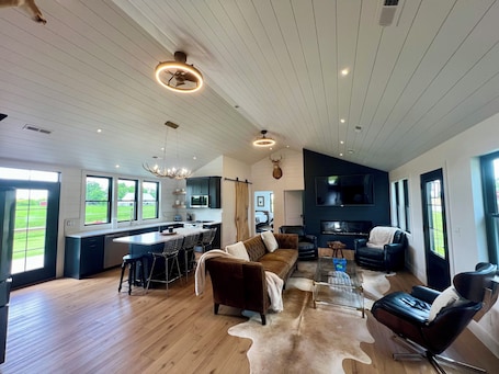 TV connectée, cheminée. Eagles Crossing is a Newly Renovated 3-Bed Farmhouse with a Large Deck & Hot Tub