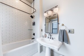 Sèche-cheveux, serviettes fournies, savon, shampoing