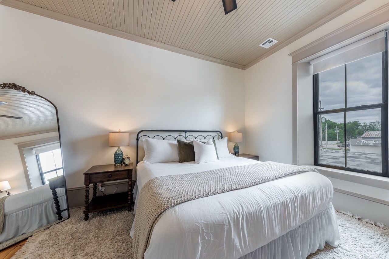 2 soverom, skrivebord, strykejern/-brett og reiseseng for barn