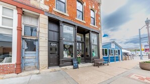 Une vue de rue d’un immeuble dont la devanture porte l’inscription « 404A LINCOLN » et une enseigne indiquant « JUDY BLUE ».