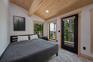 5 soverom, skrivebord, strykejern/-brett og reiseseng for barn