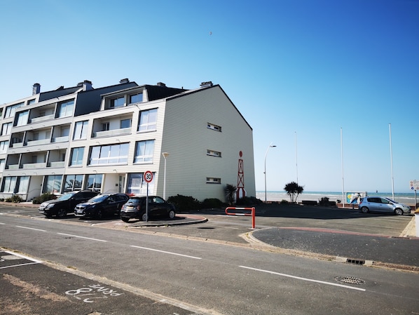 Exterior - South-facing seafront apartment (Courseulles-sur-Mer)