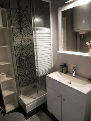 Douche, sèche-cheveux, serviettes fournies, savon