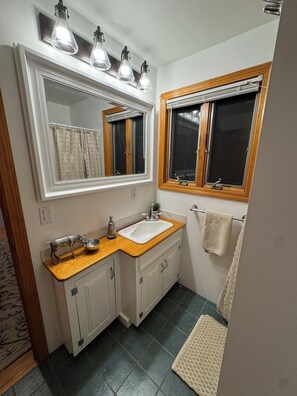 Dusche, Haartrockner, Handtücher, Seife