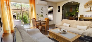 Living area - In Villa, Cosy apartment sleeps 4, Terrace, Private garden in Volpajola (Volpajola (20290))