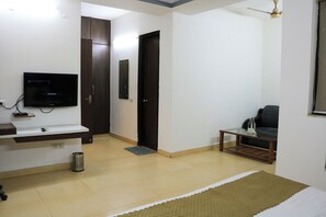 Deluxe Double Room, Balcony, City View | Living area - Vinayak Stay Sector 43 (Gurugram)
