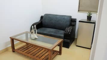 Deluxe Double Room, Balcony, City View | Living area