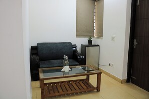 Quarto casal luxo, sacada, vista para a cidade | Sala de estar