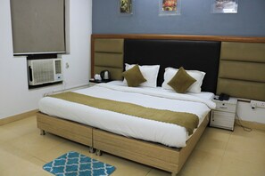 Deluxe Double Room, Balcony, City View | Free WiFi - Vinayak Stay Sector 43 (Gurugram)
