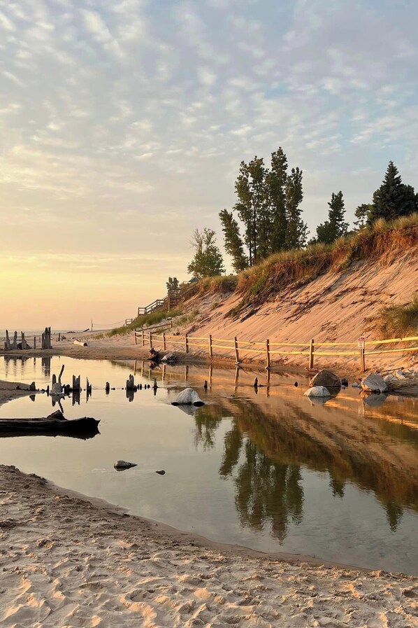 Nära stranden och solstolar