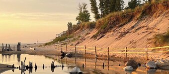 Charming cottage steps away from Lake Michigan and Silver Lake Sand Dunes