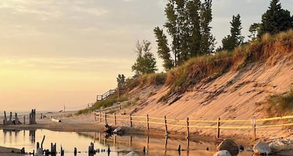 Charming cottage steps away from Lake Michigan and Silver Lake Sand Dunes