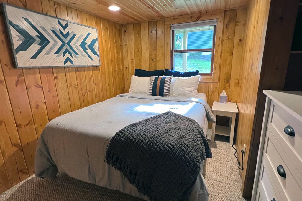 3 bedrooms, iron/ironing board, free WiFi, bed sheets