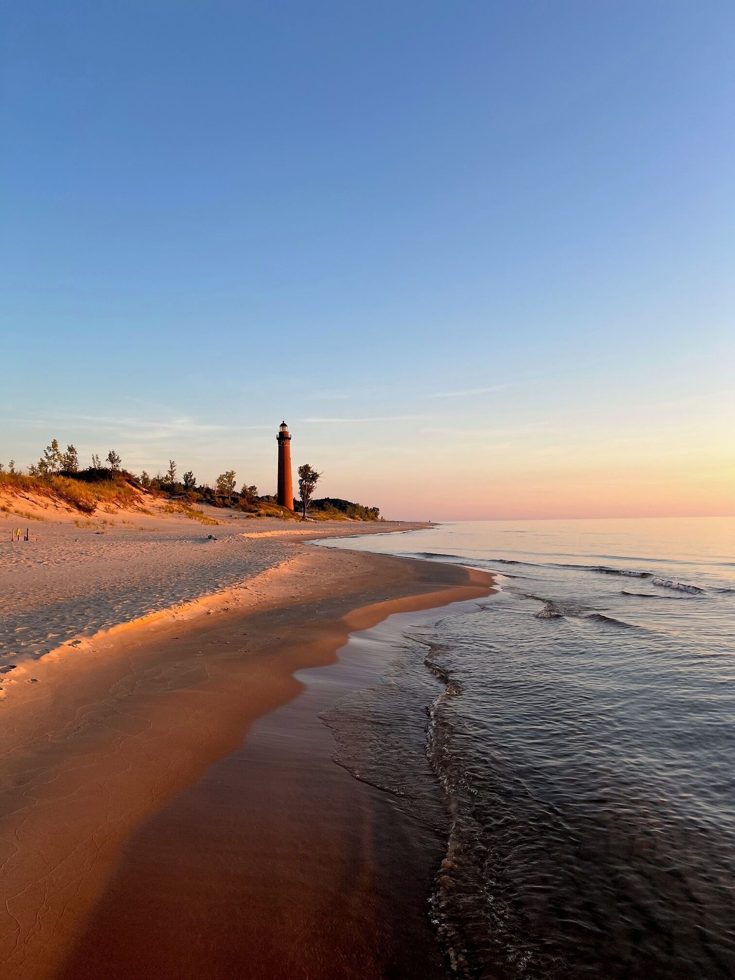 Nær stranden og solsenger