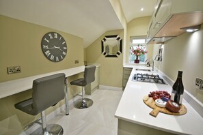 Køleskab, mikrobølgeovn, ovn, kogeplade