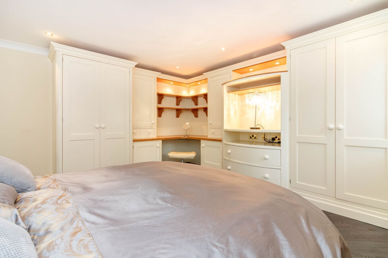 Une chambre à coucher comprenant un lit, une armoire, un bureau et une chaise.
