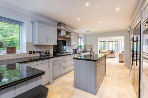 冰箱、微波炉、烤箱、炉灶