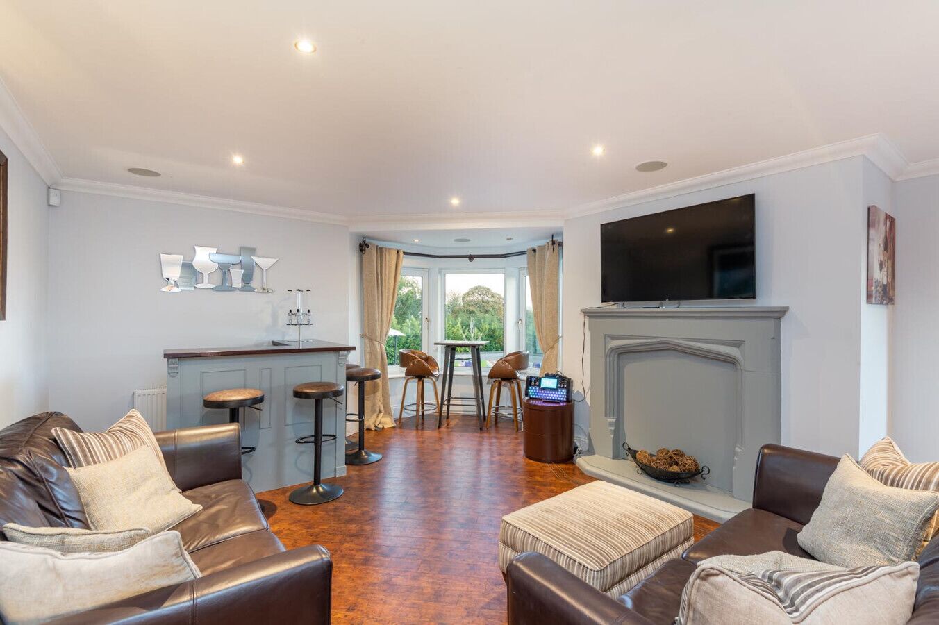 TV connectée, cheminée, chaîne hi-fi