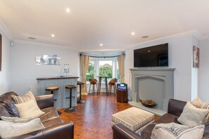 TV connectée, cheminée, chaîne hi-fi