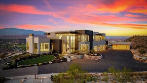 A modern house with a large driveway, a small garden, and a view of mountains. - Zion Mountain / Pool, Hot Tub, BBQ & Pickleball (Washington)