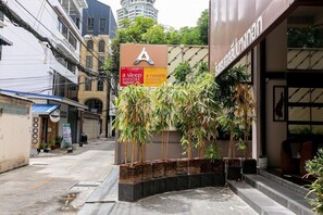 Property grounds - Pongsatorn Mansion by Zuzu (Bangkok)