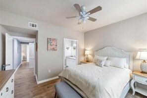 2 bedrooms, in-room safe, desk, iron/ironing board - 2/2 Condo in Sarasota w/ heated pool, gym, lake view, fiber WiFi. < 5 mi beach! (Sarasota)