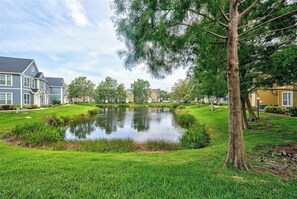 Property grounds - 2/2 Condo in Sarasota w/ heated pool, gym, lake view, fiber WiFi. < 5 mi beach! (Sarasota)