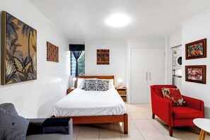 Iron/ironing board, WiFi, bed sheets
