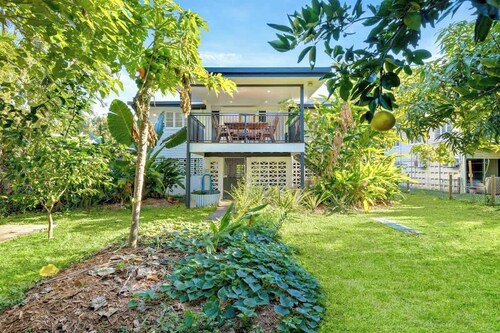 Palm Paradise: Garden Getaway near Cairns
