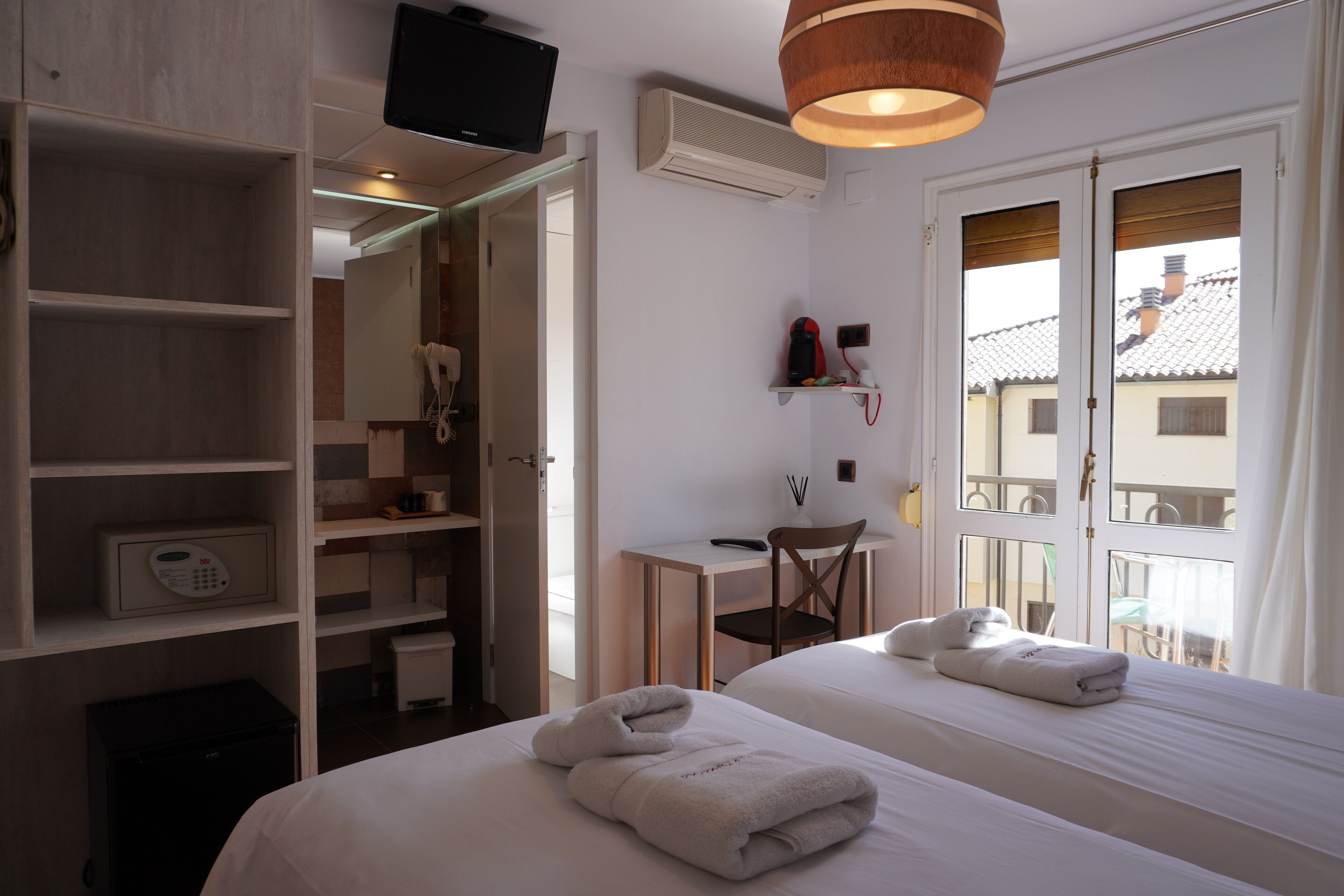 Habitación Confort con 1 cama matrimonial o 2 individuales, balcón, vista a la ciudad | Caja de seguridad en la habitación y decoración personalizada 