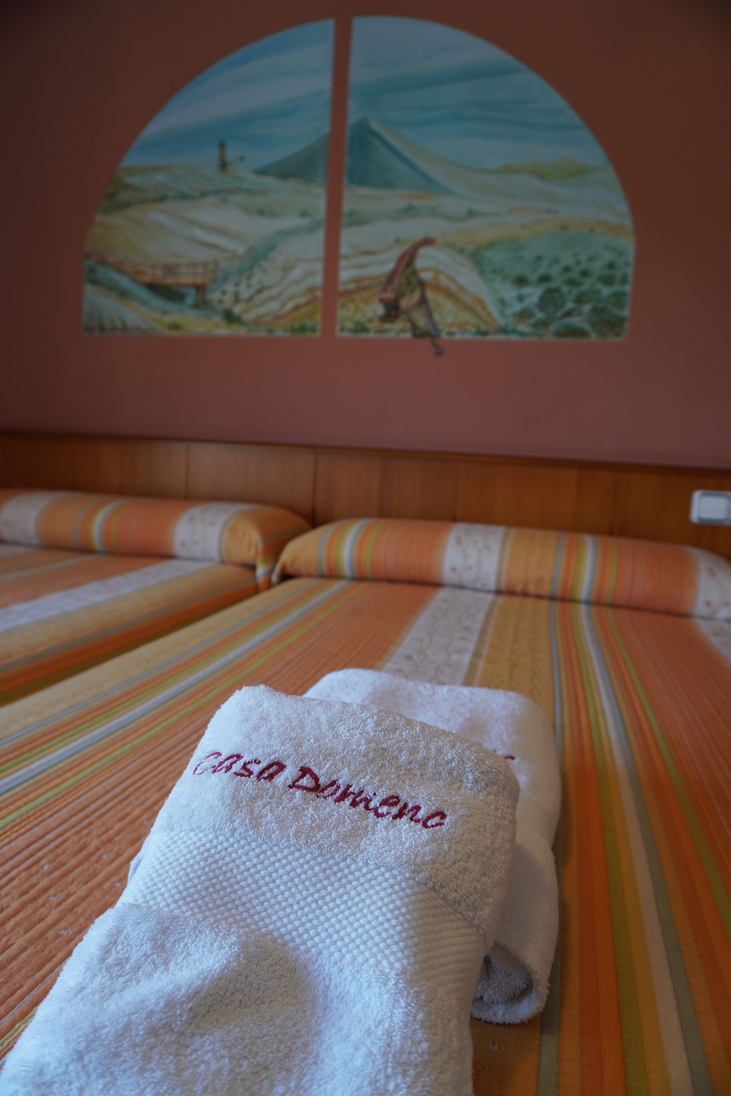 ميني بار وخزنة داخل الغرفة وبديكورات فريدة لكل غرفة وطراز فريد لكل وحدة