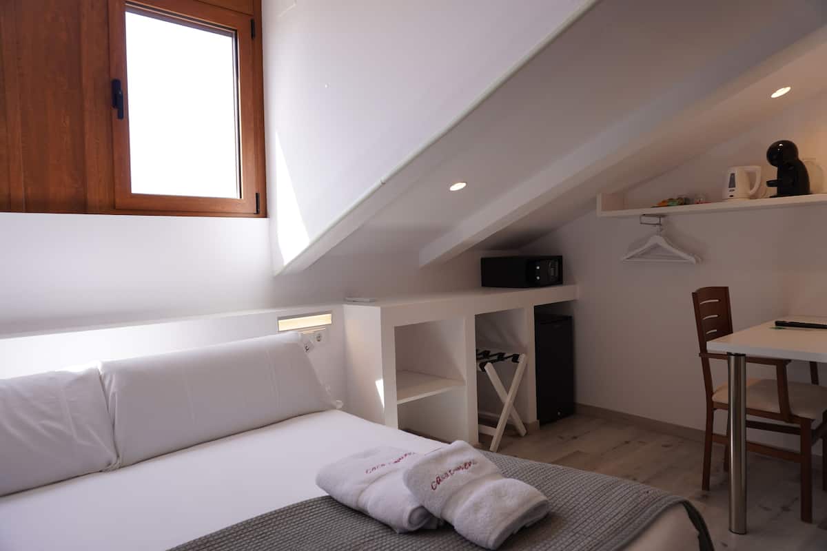 Eenvoudige kamer, uitzicht op stad | Een kluis op de kamer, individueel gedecoreerd, individueel gemeubileerd