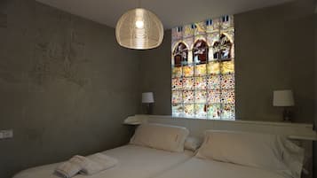 Basic Studio | Minibar, in-room safe, individually decorated, individually furnished