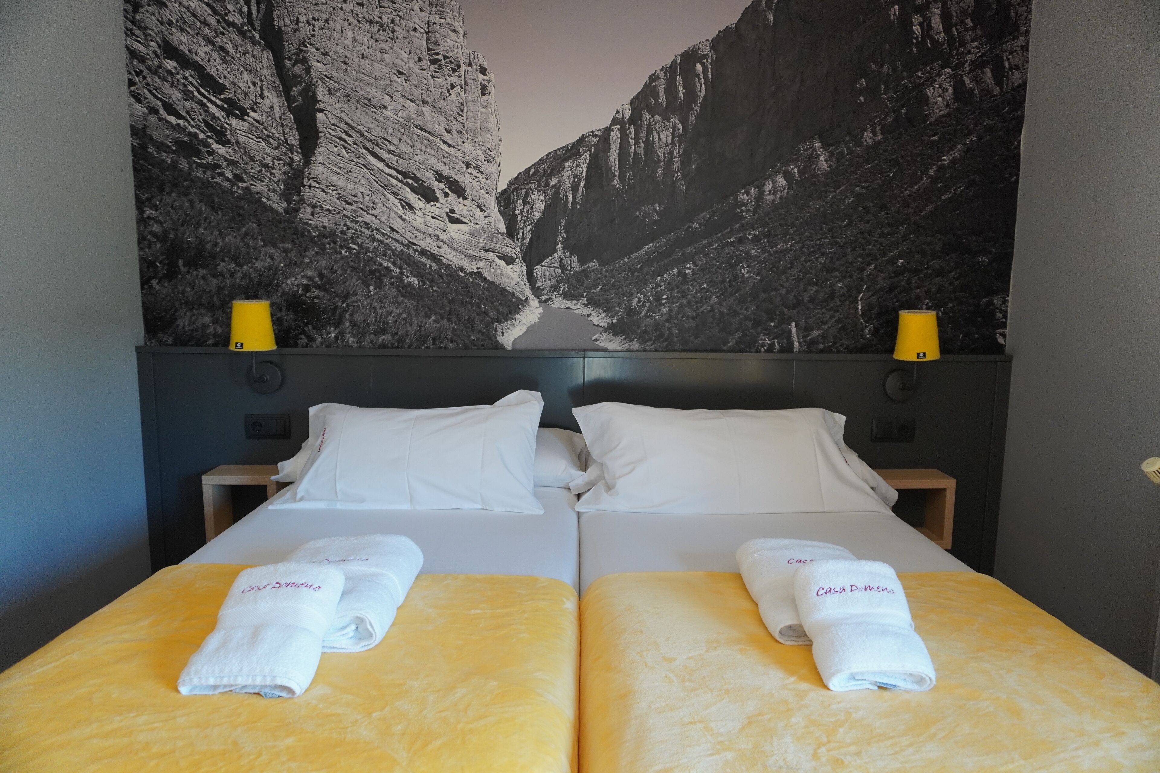 Habitación Confort con 2 camas individuales, balcón, vistas al jardín | Minibar, caja fuerte, decoración individual y mobiliario individual