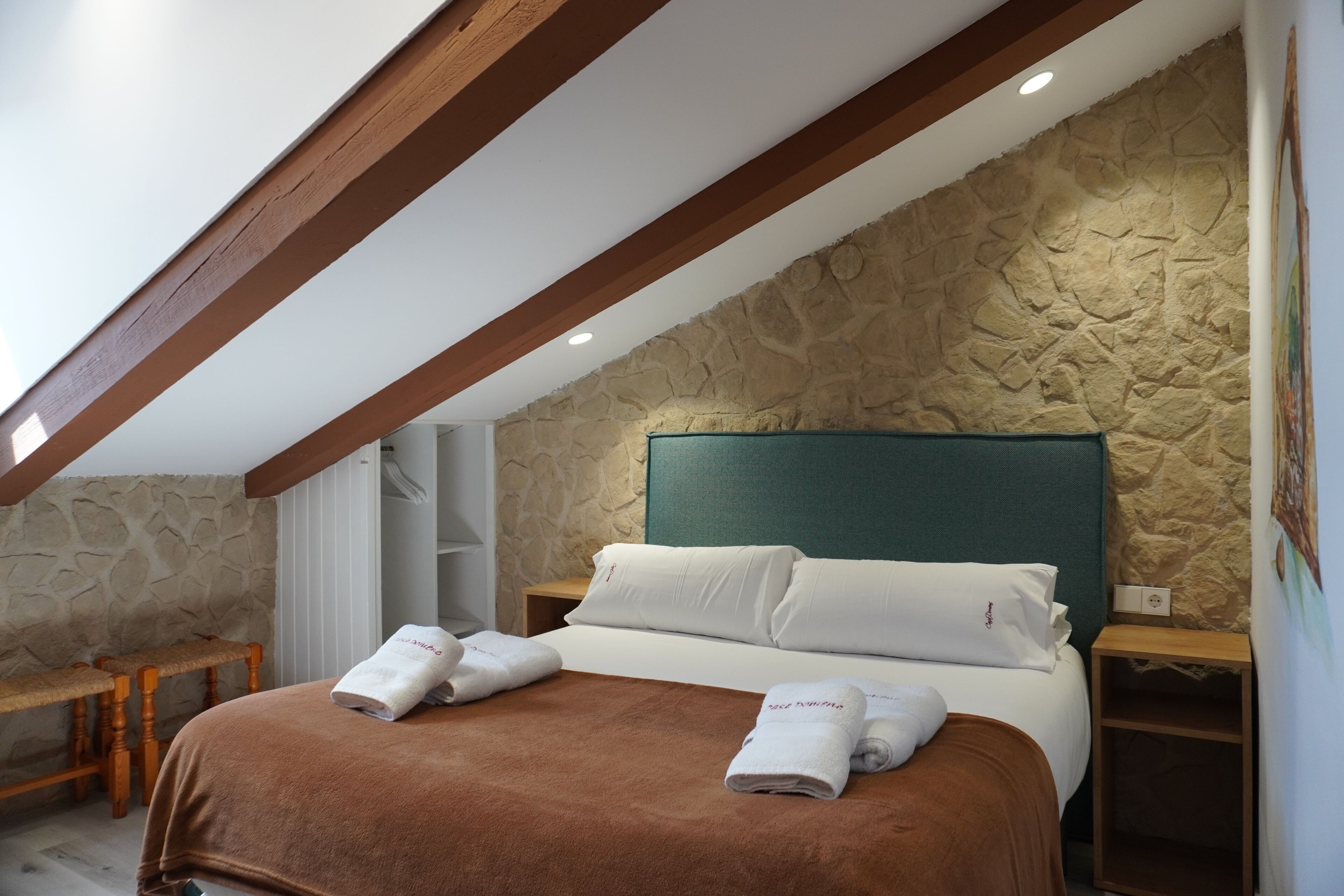 Minibar, coffres-forts dans les chambres, décoration personnalisée