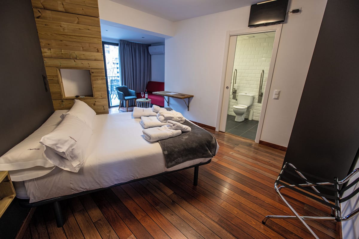 Deluxe-værelse - balkon | Minibar, pengeskab på værelset, gratis Wi-Fi, individuelt design