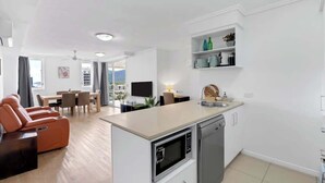 Un apartamento moderno con cocina, comedor y sala de estar.