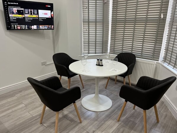 Dining - 1 Bed Luxury Flat in Ilford close to station (Ilford)