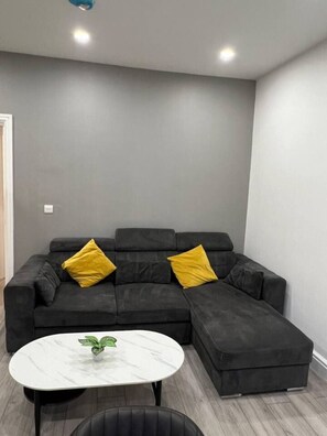 TV - 1 Bed Luxury Flat in Ilford close to station (Ilford)