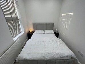 Iron/ironing board, WiFi, bed sheets - 1 Bed Luxury Flat in Ilford close to station (Ilford)