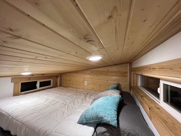 1 bedroom, bed sheets