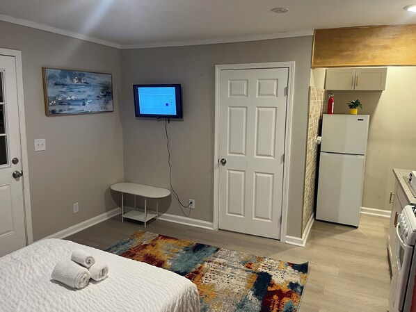 1 bedroom, iron/ironing board, WiFi - Atlanta Heaven, 5 MINS From Mercedes Benz (Atlanta)