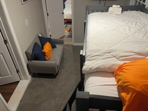 1 bedroom, iron/ironing board, WiFi - Atlanta Heaven, 5 MINS From Mercedes Benz (Atlanta)