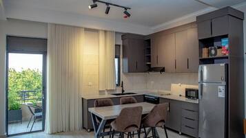 Réfrigérateur, micro-ondes, four, plaque de cuisson