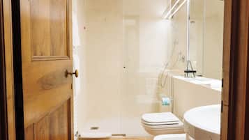 Deluxe Triple Room | Bathroom | Hair dryer, slippers, bidet, towels
