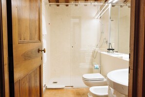 Deluxe Triple Room | Bathroom | Hair dryer, slippers, bidet, towels - Villa Valmarana De Toni-Dimora Storica (Creazzo)
