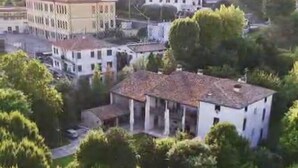 A large building with a swimming pool surrounded by greenery. - Villa Valmarana De Toni-Dimora Storica (Creazzo)