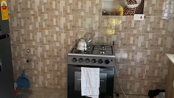 Een koelkast, een microgolfoven, een oven, een kookplaat