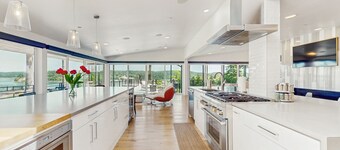 Waterfront Luxury Retreat – Perfect for Family Reunions